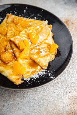 Krep tatlı krep portakallı meyve şurubu taze tatlı iştah açıcı yemek aperatifi fotokopi masasında uzay yiyecekleri arka plan kırsal üst görünüm