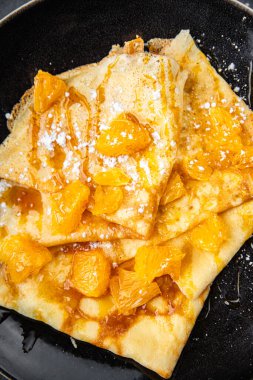 Krep tatlı krep portakallı meyve şurubu taze tatlı iştah açıcı yemek aperatifi fotokopi masasında uzay yiyecekleri arka plan kırsal üst görünüm