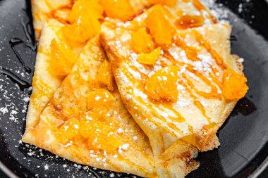 Krep tatlı krep portakallı meyve şurubu taze tatlı iştah açıcı yemek aperatifi fotokopi masasında uzay yiyecekleri arka plan kırsal üst görünüm