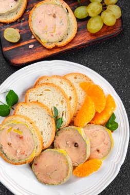 Foie gras sandviçi taze kaz veya ördek ciğeri yemek aperatif yemek atıştırmalıkları fotokopi masasında uzay yemeği arka plan kırsal manzarası