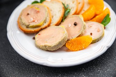 Foie gras sandviçi taze kaz veya ördek ciğeri yemek aperatif yemek atıştırmalıkları fotokopi masasında uzay yemeği arka plan kırsal manzarası