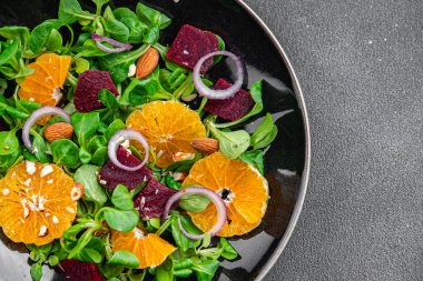 Mandalina salatası turunçgil, pancar, yeşil yaprak marul, soğan taze lezzetli sağlıklı yemek atıştırmalığı fotokopi masasında uzay yemeği arka plan görüntüsü keto veya paleo diyeti vejetaryen yemeği