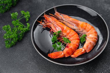 Gamba langoustine büyük karides lezzetli karidesler sağlıklı beslenmeye hazır aperatif yemek abur cuburlar fotokopi masasında uzay yiyecekleri arka plan kırsal görüşlü Pescetarian diyeti