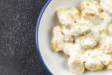 Gnocchi peyniri sosu, patates, taze sağlıklı yemek, aperatif yemek, masada atıştırmalık, fotokopi, arka plan, kır manzarası.