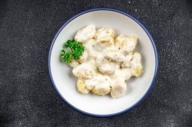 Gnocchi peyniri sosu, patates, taze sağlıklı yemek, aperatif yemek, masada atıştırmalık, fotokopi, arka plan, kır manzarası.