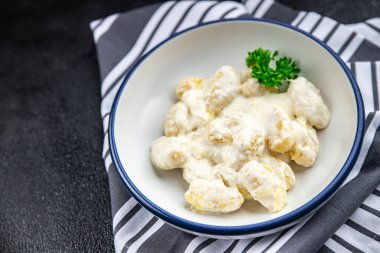 Gnocchi peyniri sosu, patates, taze sağlıklı yemek, aperatif yemek, masada atıştırmalık, fotokopi, arka plan, kır manzarası.