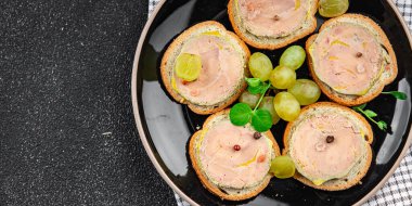 Foie gras sandviçi taze kaz veya ördek ciğeri yemek aperatif yemek atıştırmalıkları fotokopi masasında uzay yemeği arka plan kırsal manzarası