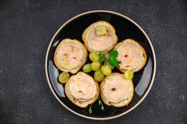 Foie gras sandviçi taze kaz veya ördek ciğeri yemek aperatif yemek atıştırmalıkları fotokopi masasında uzay yemeği arka plan kırsal manzarası