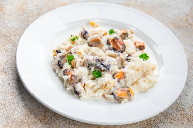 Risotto deniz ürünleri midyesi, mürekkep balığı, karides taze pirinç yemek aperatifi fotokopi masasında uzay yiyecekleri arka plan kırsal üst görünüm Pescetarian diyeti