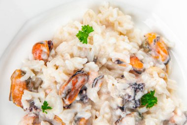 Risotto deniz ürünleri midyesi, mürekkep balığı, karides taze pirinç yemek aperatifi fotokopi masasında uzay yiyecekleri arka plan kırsal üst görünüm Pescetarian diyeti