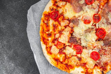 jambon pizza jamonu, domates sosu, peynir taze yemek aperatif yemek aperatifleri fotokopi masasında uzay yemeği arka plan kırsal 