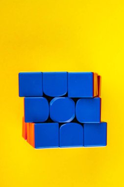 Rubik Küp Hız Küpü eğitici oyun konsepti hız küp ince motor oyunu fotokopi alanı arkaplan görünümü