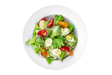 Bıldırcın yumurtası salatası taze sağlıklı yemek aperatifi yemek aperatifleri fotokopi masasında yemek arka plan kırsal manzarası