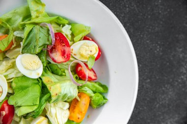 Bıldırcın yumurtası salatası taze sağlıklı yemek aperatifi yemek aperatifleri fotokopi masasında yemek arka plan kırsal manzarası