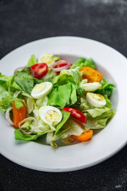 Bıldırcın yumurtası salatası taze sağlıklı yemek aperatifi yemek aperatifleri fotokopi masasında yemek arka plan kırsal manzarası