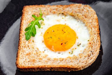 Yağda yumurta tostu, omlet sarısı, beyaz protein kahvaltı, sağlıklı yemek, aperatif yemek, masada yemek, fotokopi, arka plan, kırsal alan manzarası.