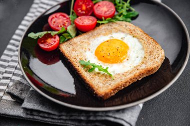 Yağda yumurta tostu, omlet sarısı, beyaz protein kahvaltı, sağlıklı yemek, aperatif yemek, masada yemek, fotokopi, arka plan, kırsal alan manzarası.