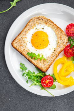 Yağda yumurta tostu, omlet sarısı, beyaz protein kahvaltı, sağlıklı yemek, aperatif yemek, masada yemek, fotokopi, arka plan, kırsal alan manzarası.