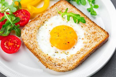 Yağda yumurta tostu, omlet sarısı, beyaz protein kahvaltı, sağlıklı yemek, aperatif yemek, masada yemek, fotokopi, arka plan, kırsal alan manzarası.