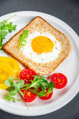 Yağda yumurta tostu, omlet sarısı, beyaz protein kahvaltı, sağlıklı yemek, aperatif yemek, masada yemek, fotokopi, arka plan, kırsal alan manzarası.