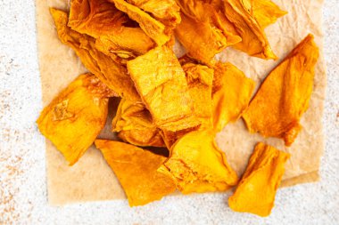 Kurutulmuş mango lezzetli meyve kurutulmuş meyve faydalı taze sağlıklı yemek aperatifi masada yemek aperatifi fotokopi uzayı arka planı kırsal üst görünüm keto ya da paleo diyet vejetaryen yemeği