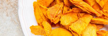 Kurutulmuş mango lezzetli meyve kurutulmuş meyve faydalı taze sağlıklı yemek aperatifi masada yemek aperatifi fotokopi uzayı arka planı kırsal üst görünüm keto ya da paleo diyet vejetaryen yemeği