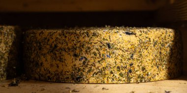 Mahzende yıllanmış peynir yemek için hazır aperatif yemek için sofrada atıştırmalık yiyecekler fotokopi için arka plan kırsal manzarası