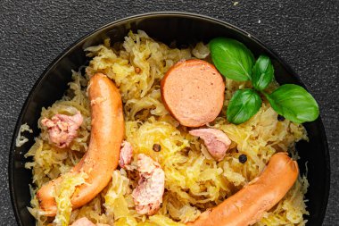 Süslü lahana, et, sosis, lezzetli sağlıklı yemek aperatifleri masanın üzerinde fotokopi uzayı arka plan kırsal manzarası.