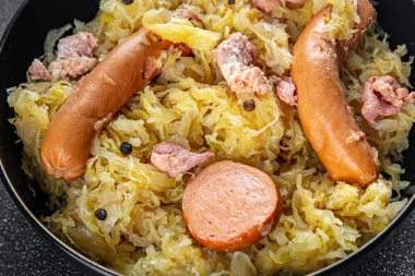 Süslü lahana, et, sosis, lezzetli sağlıklı yemek aperatifleri masanın üzerinde fotokopi uzayı arka plan kırsal manzarası.