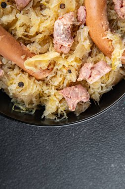 Süslü lahana, et, sosis, lezzetli sağlıklı yemek aperatifleri masanın üzerinde fotokopi uzayı arka plan kırsal manzarası.