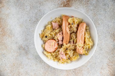 Süslü lahana, et, sosis, lezzetli sağlıklı yemek aperatifleri masanın üzerinde fotokopi uzayı arka plan kırsal manzarası.