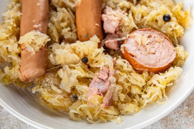 Süslü lahana, et, sosis, lezzetli sağlıklı yemek aperatifleri masanın üzerinde fotokopi uzayı arka plan kırsal manzarası.