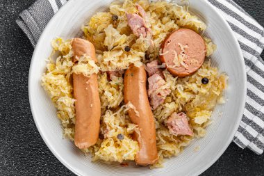 Süslü lahana, et, sosis, lezzetli sağlıklı yemek aperatifleri masanın üzerinde fotokopi uzayı arka plan kırsal manzarası.