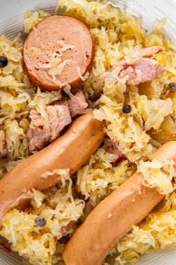 Süslü lahana, et, sosis, lezzetli sağlıklı yemek aperatifleri masanın üzerinde fotokopi uzayı arka plan kırsal manzarası.