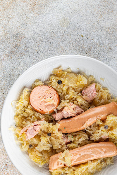 квашеная капуста с гарниром капуста, мясо, колбаса вкусная свежая свежая вкусная здоровая еда закуска еда еда закуски на столе копировать пространство питания фон деревенский вид сверху