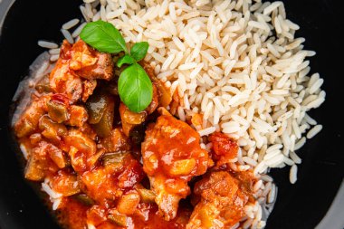 Bask usulü tavuk, pilav, domates sosu lezzetli sağlıklı, iştah açıcı yemek aperatifleri masa üzerinde fotokopi, arka plan, kırsal alan manzarası.