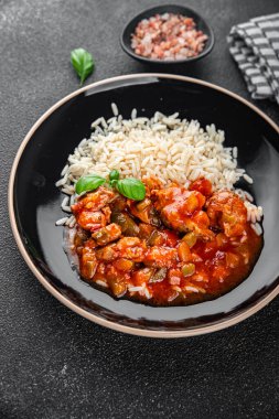 Bask usulü tavuk, pilav, domates sosu lezzetli sağlıklı, iştah açıcı yemek aperatifleri masa üzerinde fotokopi, arka plan, kırsal alan manzarası.
