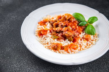 Bask usulü tavuk, pilav, domates sosu lezzetli sağlıklı, iştah açıcı yemek aperatifleri masa üzerinde fotokopi, arka plan, kırsal alan manzarası.