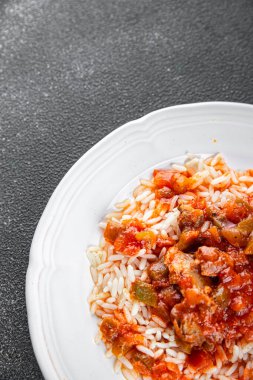 Bask usulü tavuk, pilav, domates sosu lezzetli sağlıklı, iştah açıcı yemek aperatifleri masa üzerinde fotokopi, arka plan, kırsal alan manzarası.