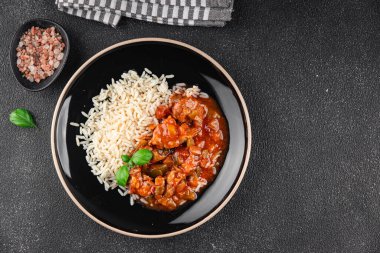 Bask usulü tavuk, pilav, domates sosu lezzetli sağlıklı, iştah açıcı yemek aperatifleri masa üzerinde fotokopi, arka plan, kırsal alan manzarası.
