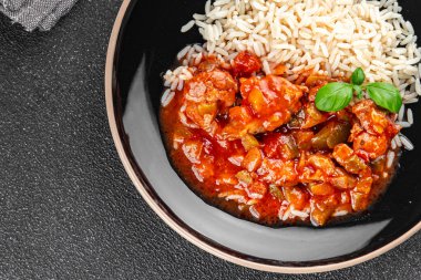 Bask usulü tavuk, pilav, domates sosu lezzetli sağlıklı, iştah açıcı yemek aperatifleri masa üzerinde fotokopi, arka plan, kırsal alan manzarası.