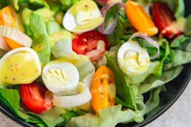 Bıldırcın yumurtası salatası taze yemek aperatifler masada yemek atıştırmalıkları fotokopi alanı arka plan kırsal manzarası