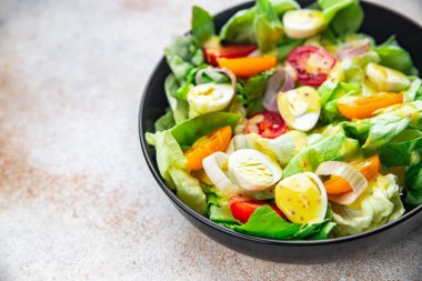 Bıldırcın yumurtası salatası taze yemek aperatifler masada yemek atıştırmalıkları fotokopi alanı arka plan kırsal manzarası