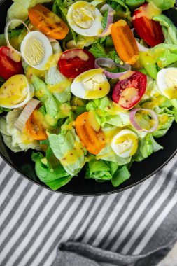 Bıldırcın yumurtası salatası taze yemek aperatifler masada yemek atıştırmalıkları fotokopi alanı arka plan kırsal manzarası