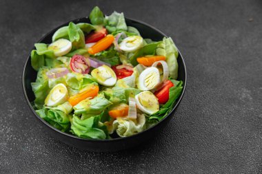 Bıldırcın yumurtası salatası taze yemek aperatifler masada yemek atıştırmalıkları fotokopi alanı arka plan kırsal manzarası