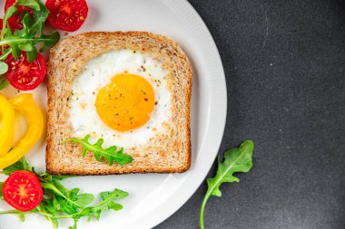 Kızarmış yumurta ekmeği çırpılmış yumurta sarısı kahvaltısı taze yemek iştah açıcı yemek masadaki fotokopi odası arka plan kırsal manzarası