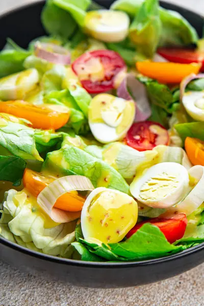 Bıldırcın yumurtası salatası taze yemek aperatifler masada yemek atıştırmalıkları fotokopi alanı arka plan kırsal manzarası