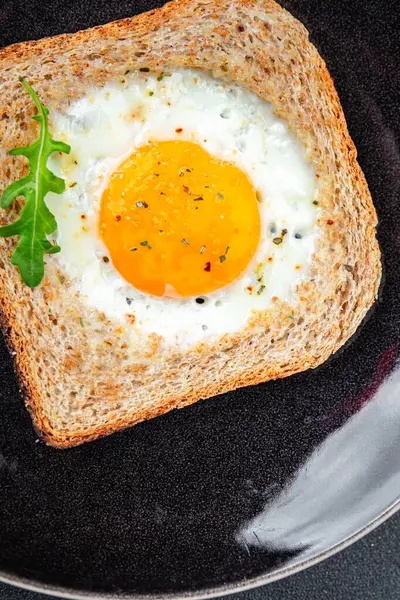 Kızarmış yumurta ekmeği çırpılmış yumurta sarısı kahvaltısı taze yemek iştah açıcı yemek masadaki fotokopi odası arka plan kırsal manzarası