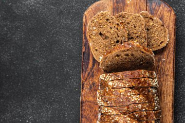 Çavdar ekmeği ayçiçeği tohumunu dilimler taze pişmiş yiyecekler sağlıklı iştah açıcı yemek aperatifleri masada fotokopi uzayı arka plan kırsal manzarası
