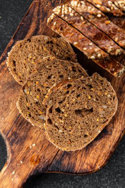 Çavdar ekmeği ayçiçeği tohumunu dilimler taze pişmiş yiyecekler sağlıklı iştah açıcı yemek aperatifleri masada fotokopi uzayı arka plan kırsal manzarası